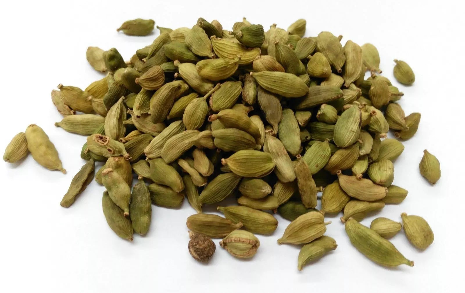 Reign Goods green cardamom pods in 200g and 700g packs, premium whole spice for cooking and chai preparation.